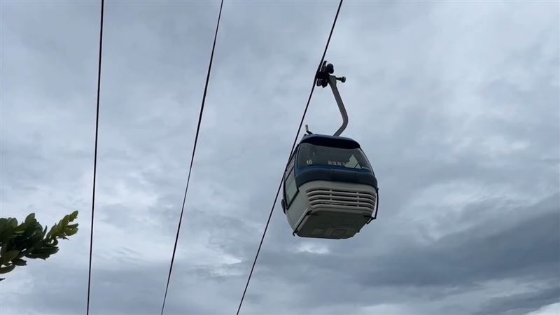 缆车突停摆 游客卡半空15分钟