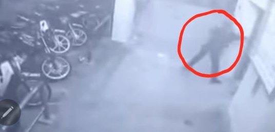 老妇向夫妻泼硫酸 今带上法庭面控哭泣