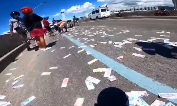 背包破裂钞票漫天飞舞 骑士泪眼跪求归还