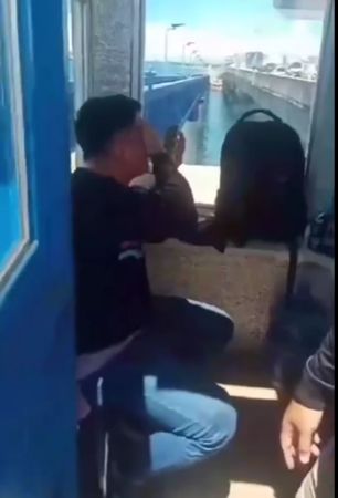 背包破裂钞票漫天飞舞 骑士泪眼跪求归还