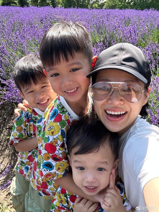 胡杏儿长子幼稚园毕业 6岁李奕霆继越大越可爱