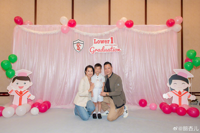 胡杏儿长子幼稚园毕业 6岁李奕霆继越大越可爱