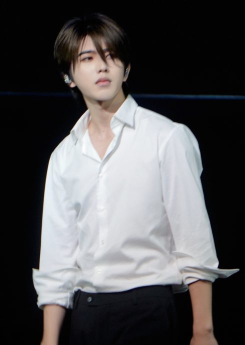 蔡徐坤塌房首亮相 歌迷挺到底“多大点事”引争议