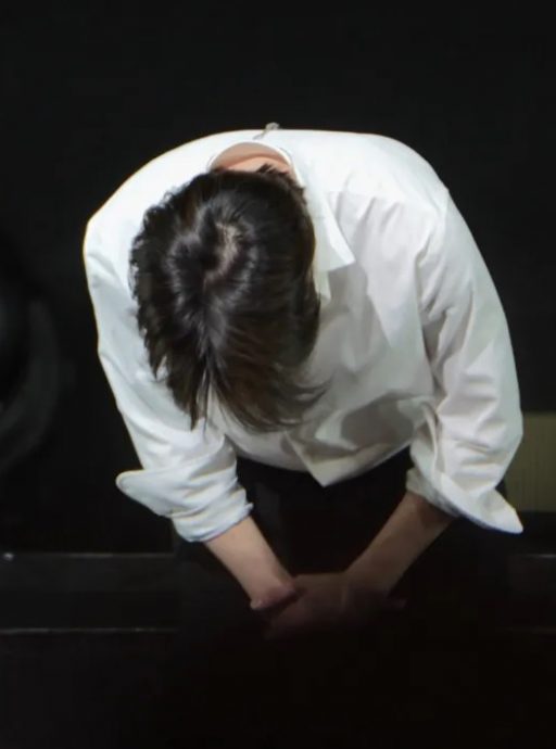 蔡徐坤塌房首亮相 歌迷挺到底“多大点事”引争议