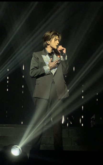 蔡徐坤塌房首亮相 歌迷挺到底“多大点事”引争议