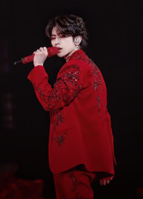 蔡徐坤塌房首亮相 歌迷挺到底“多大点事”引争议