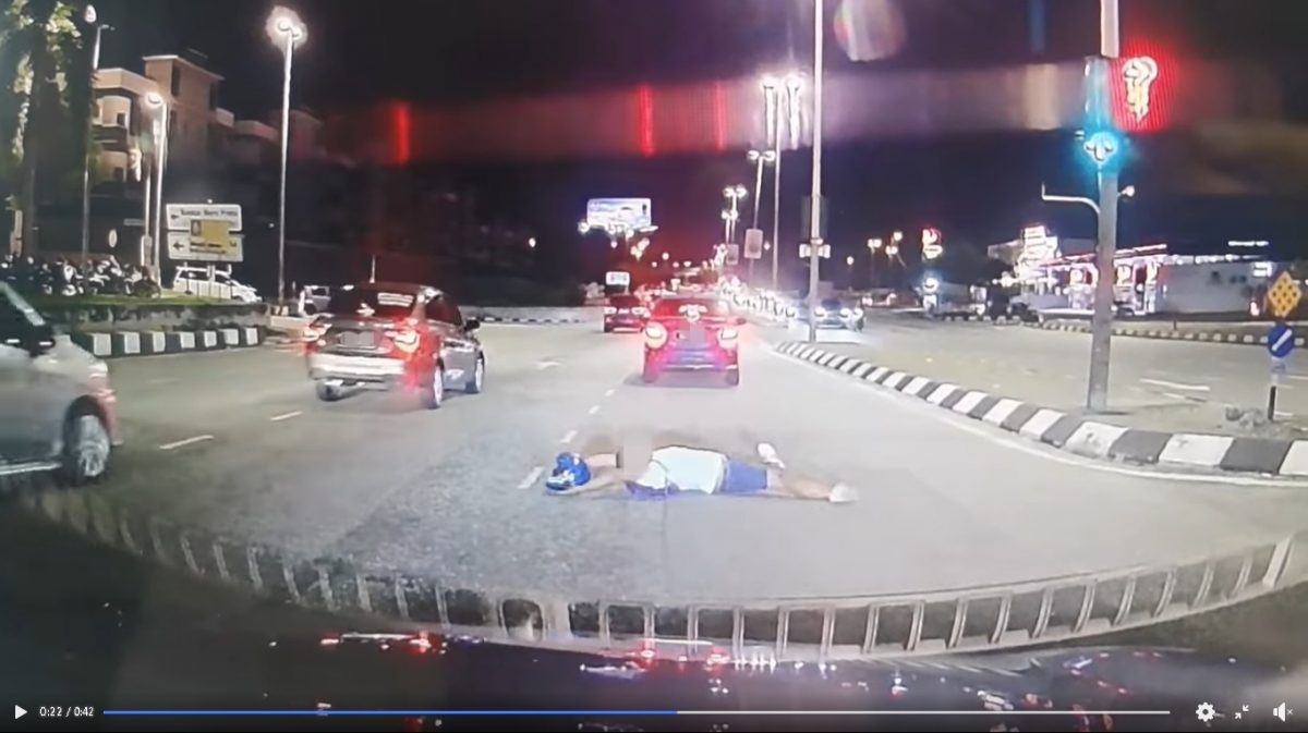 行为怪异 警方调查 青年躺路上数秒起身