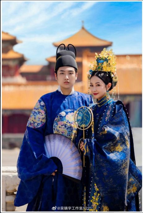 被吴镇宇调侃像“公公” 费曼晒老爸女装照回怼