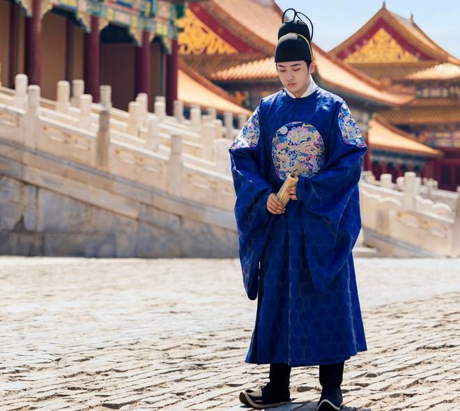 被吴镇宇调侃像“公公” 费曼晒老爸女装照回怼