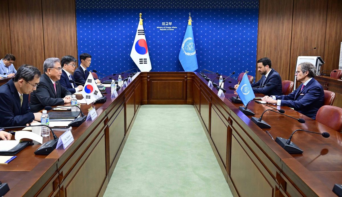 被指为福岛排放核废水背书 IAEA总干事抗议声浪中会韩国外长