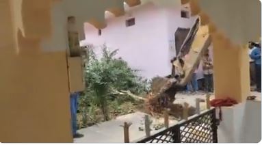 视频 ∕ 印男尿撒原住民青年头上引爆公愤 当局下令拆他家