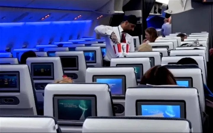 视频|12小时航班飞机餐出事 乘客只吃一块炸鸡腿!