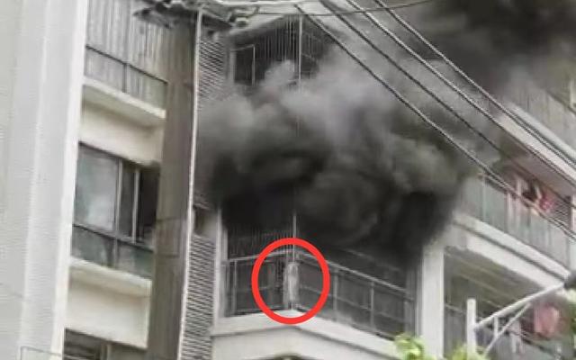 视频|6岁男童受困火场 居民合力为他“剪开”生命通道