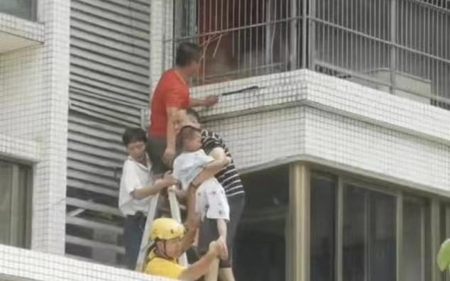 视频|6岁男童受困火场 居民合力为他“剪开”生命通道