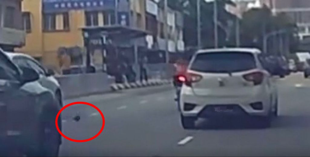 视频|不满挡路打断Myvi后视镜 网斥外送员“做错还这么野蛮