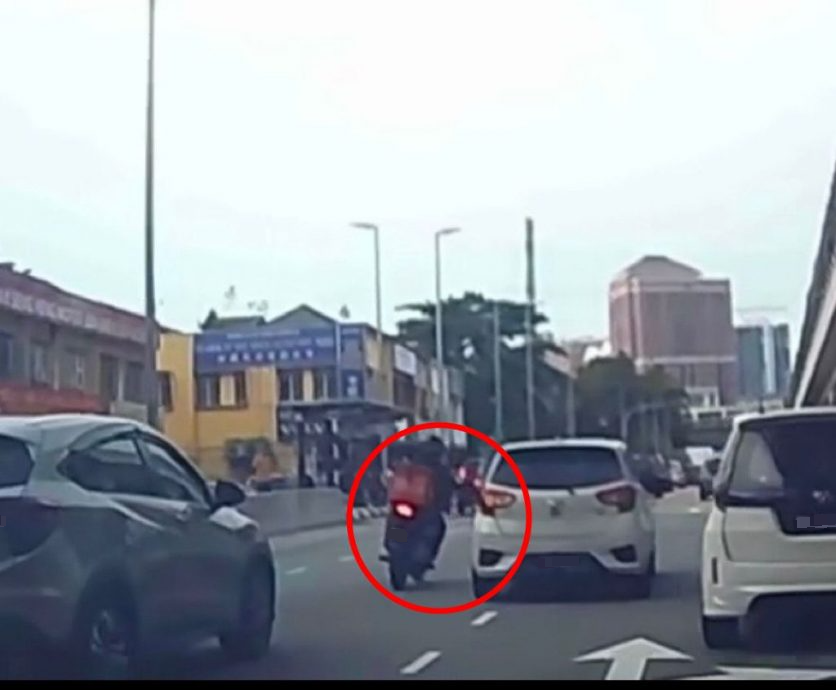 视频|不满挡路打断Myvi后视镜 网斥外送员“做错还这么野蛮