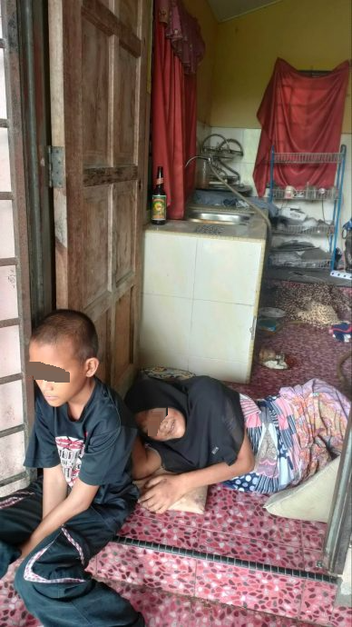 视频|付不起房租 11岁童与中风奶奶住厨房