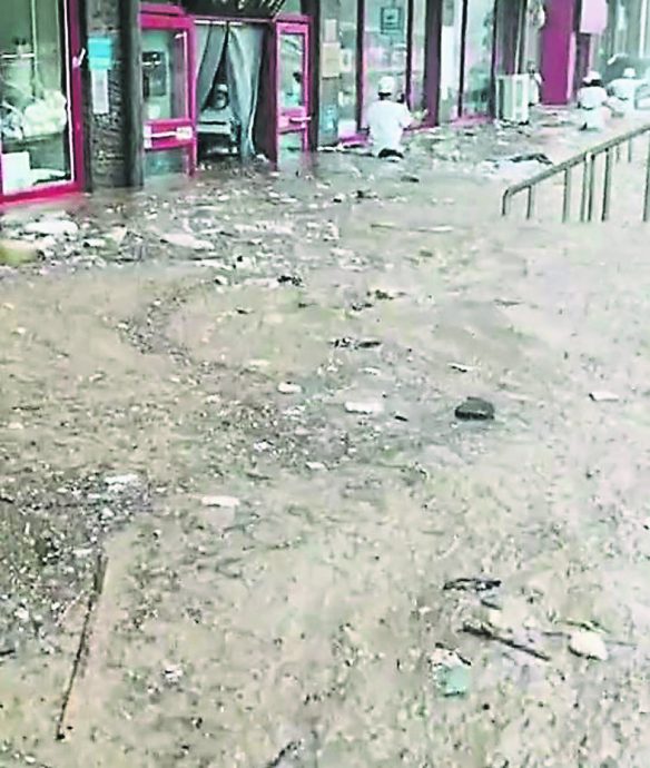 视频|北京门头沟暴雨惊见“游车河”　大量汽车在泥水中漂流