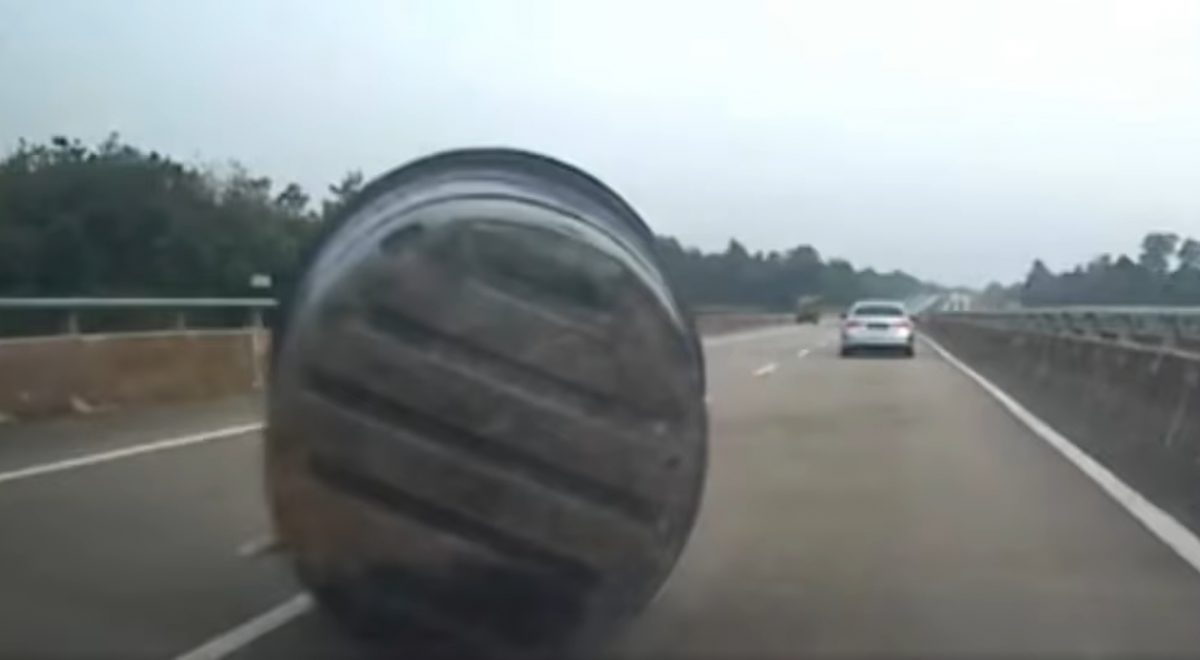 视频|大道飞来蓄水槽 宝马闪避仍擦撞 欲哭无泪