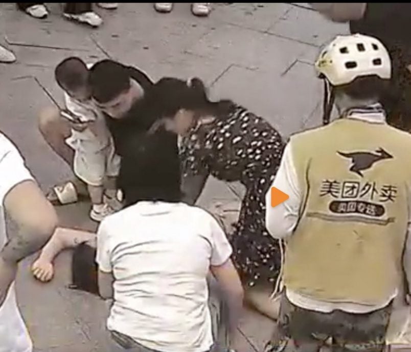 视频|女子摔跤敲头晕倒抽搐 医生:心肺复苏救了她