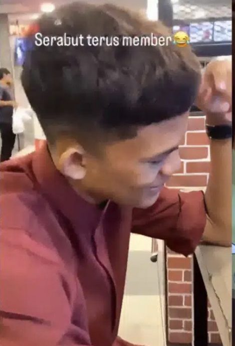 视频|新人戴戒指小孩翻滚抢镜 摄影师抓狂“做剪辑会疯掉！“