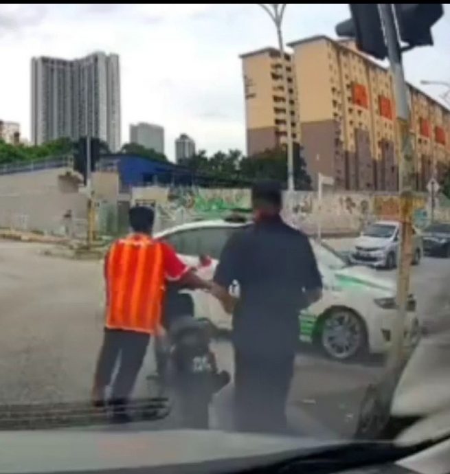 视频|没戴头盔被拦截不落跑 网赞违规青年“勇于认错”