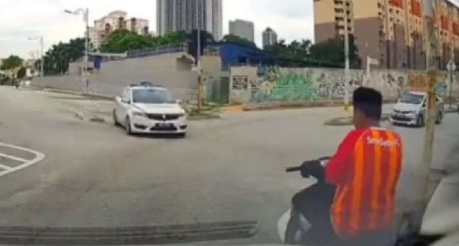 视频|没戴头盔被拦截不落跑 网赞违规青年“勇于认错”