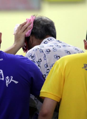 视频|马华团结宴全武行 党员丢椅子、互殴、流血!