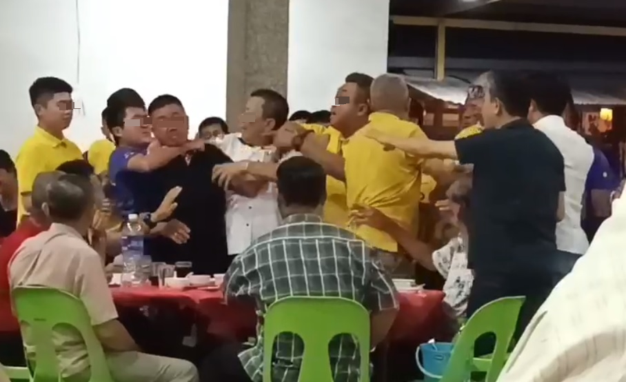 视频|马华团结宴全武行 党员丢椅子、互殴、流血!