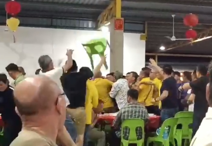 视频|马华团结宴全武行 党员丢椅子、互殴、流血!