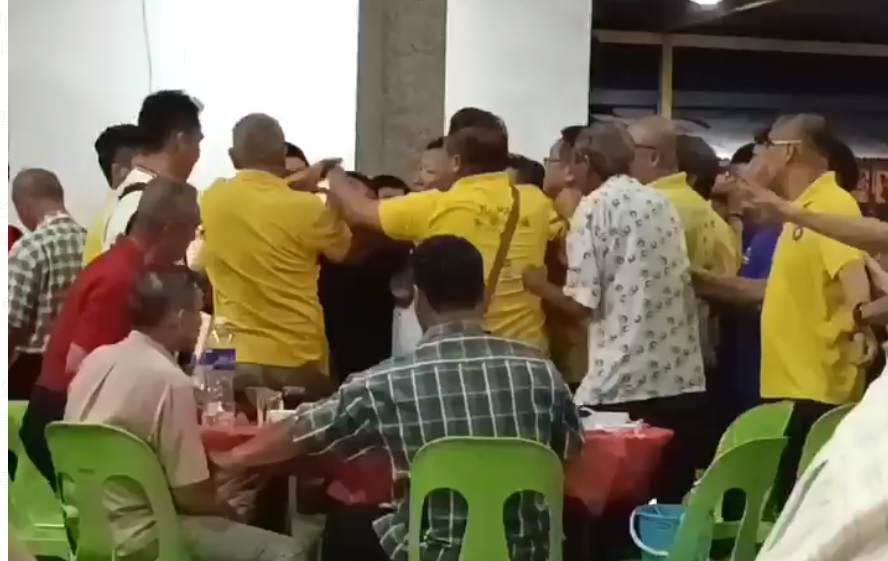 视频|马华团结宴全武行 党员丢椅子、互殴、流血!