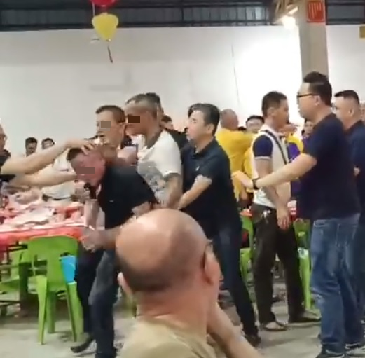 视频|马华团结宴全武行 党员丢椅子、互殴、流血!