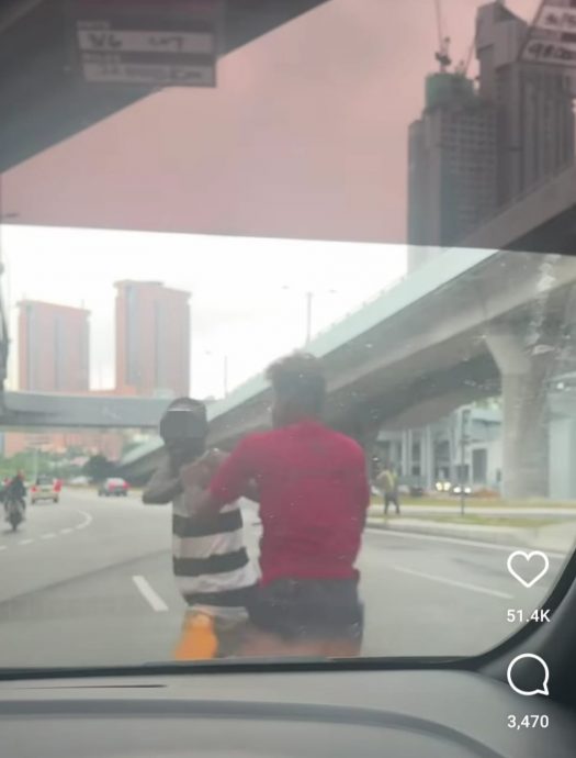 视频|驾车遇男子碰瓷脸贴车镜 女子惊叫连连