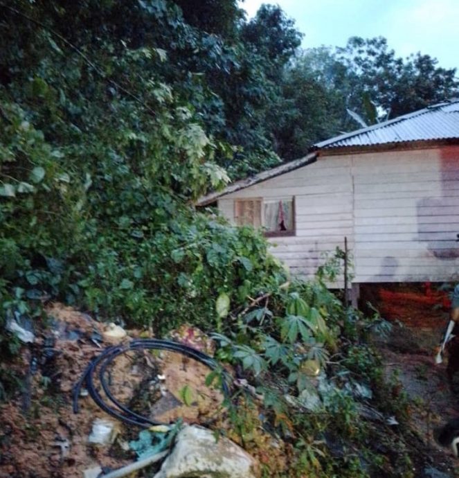 豪雨后怡多处淹水 一住屋背后发生土崩  
