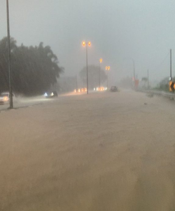 豪雨后怡多处淹水 一住屋背后发生土崩