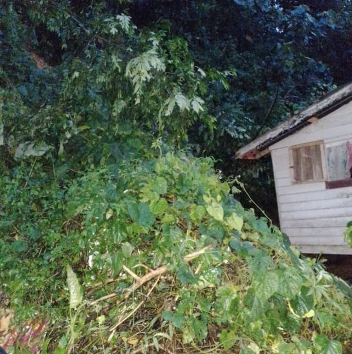 豪雨后怡多处淹水 一住屋背后发生土崩  