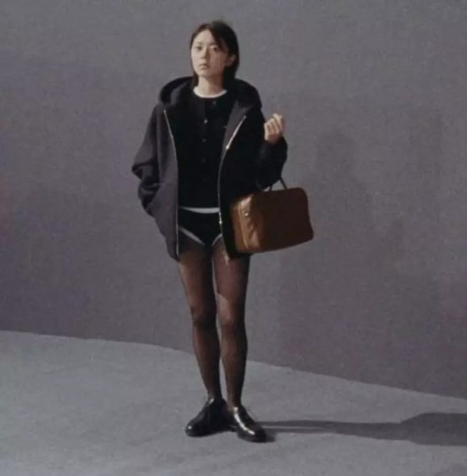 赵今麦广告造型惹争议　内裤外穿套黑丝袜挨酸土