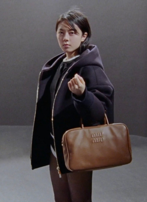 赵今麦广告造型惹争议　内裤外穿套黑丝袜挨酸土