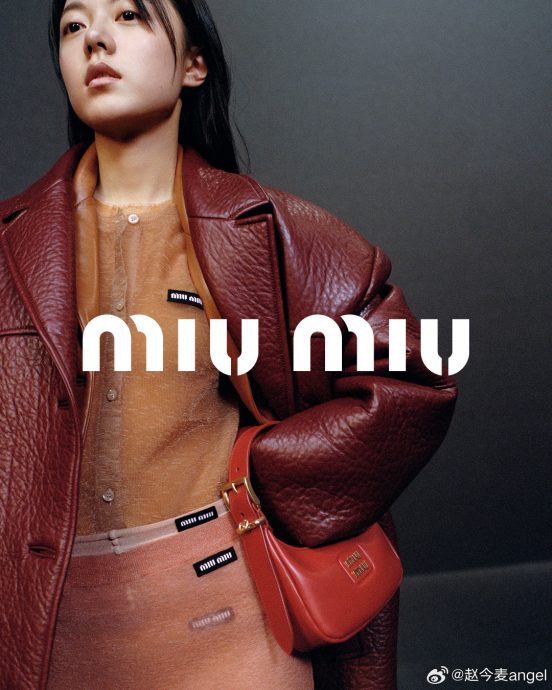 赵今麦广告造型惹争议　内裤外穿套黑丝袜挨酸土