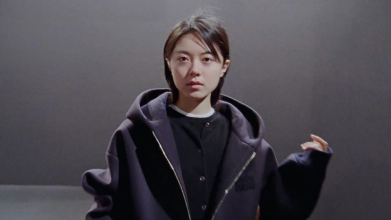 赵今麦广告造型惹争议　内裤外穿套黑丝袜挨酸土