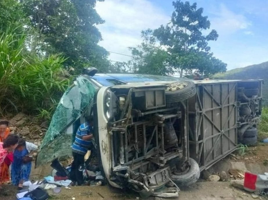 越南载中国客旅游巴翻侧 4死8重伤