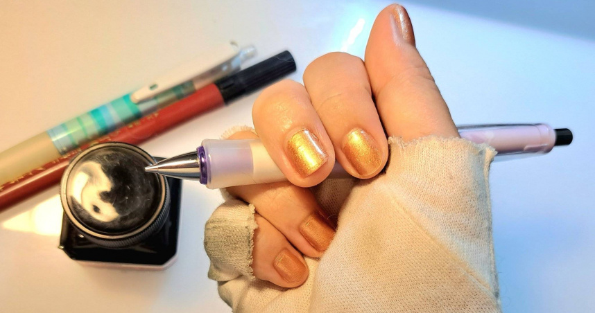 这不是错误姿势！日本漫画家的特殊握笔法　体感好处多多还「很多同业都这样做」