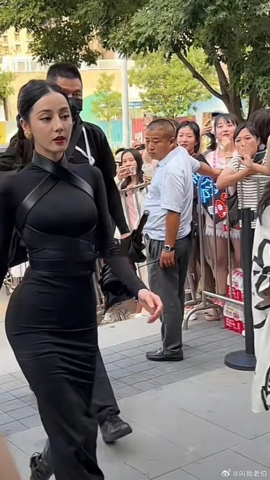 迪丽热巴也玩小心计?网民质疑垫了“假屁股”