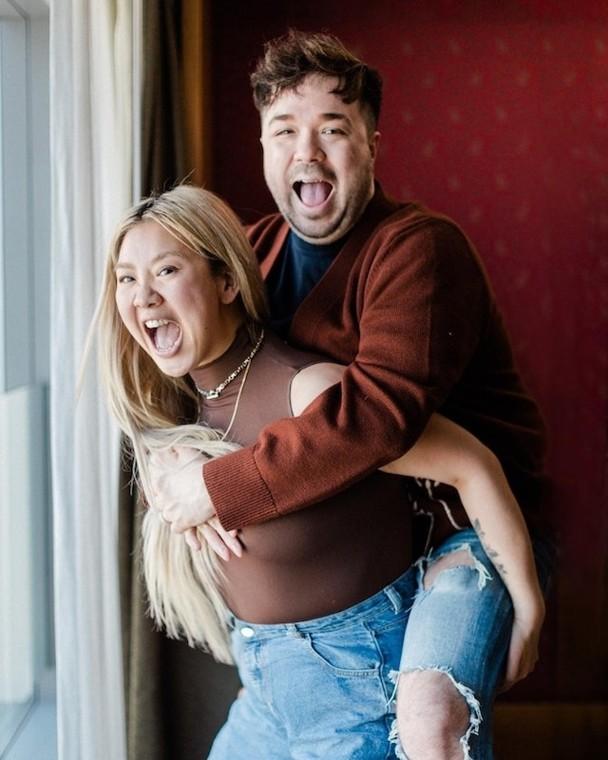 郑欣宜神隐3个月终现身 消瘦弹唱《有天我会好》