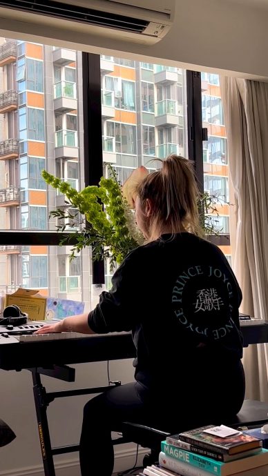 郑欣宜神隐3个月终现身 消瘦弹唱《有天我会好》