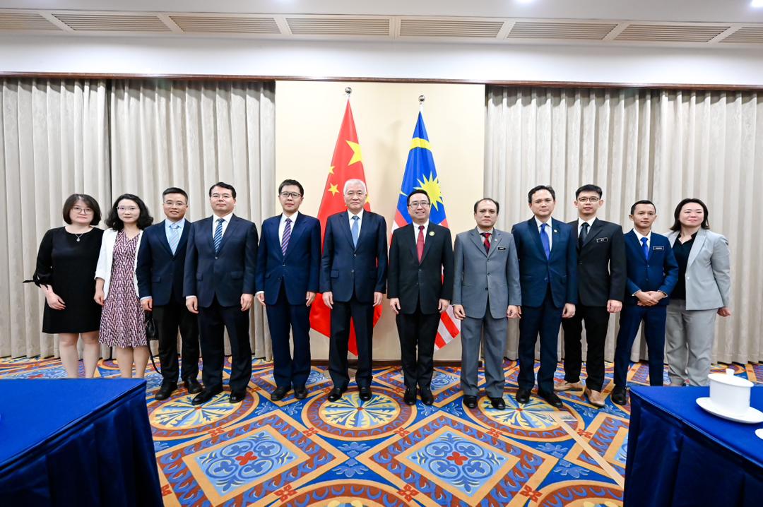 郑立慷与中国科学技术部部长王志刚展开双边会谈