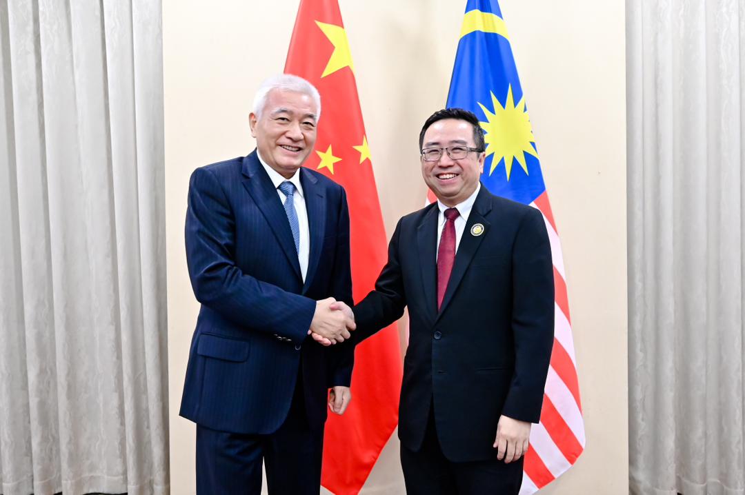 郑立慷与中国科学技术部部长王志刚展开双边会谈