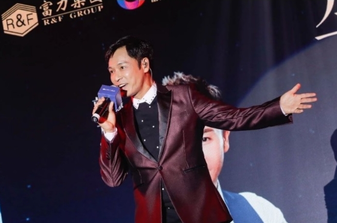 郭晋安麦玲玲卷入诈骗风波 遭苦主拉横额大字报声讨