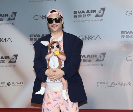 金曲34红毯|陈绮贞甩阴霾首露面 深V薄纱透肤泄春光