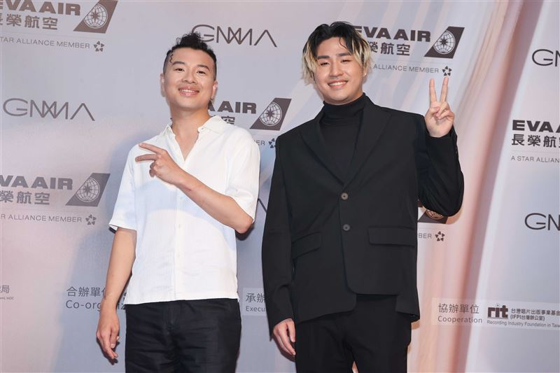 金曲34红毯|陈绮贞甩阴霾首露面 深V薄纱透肤泄春光